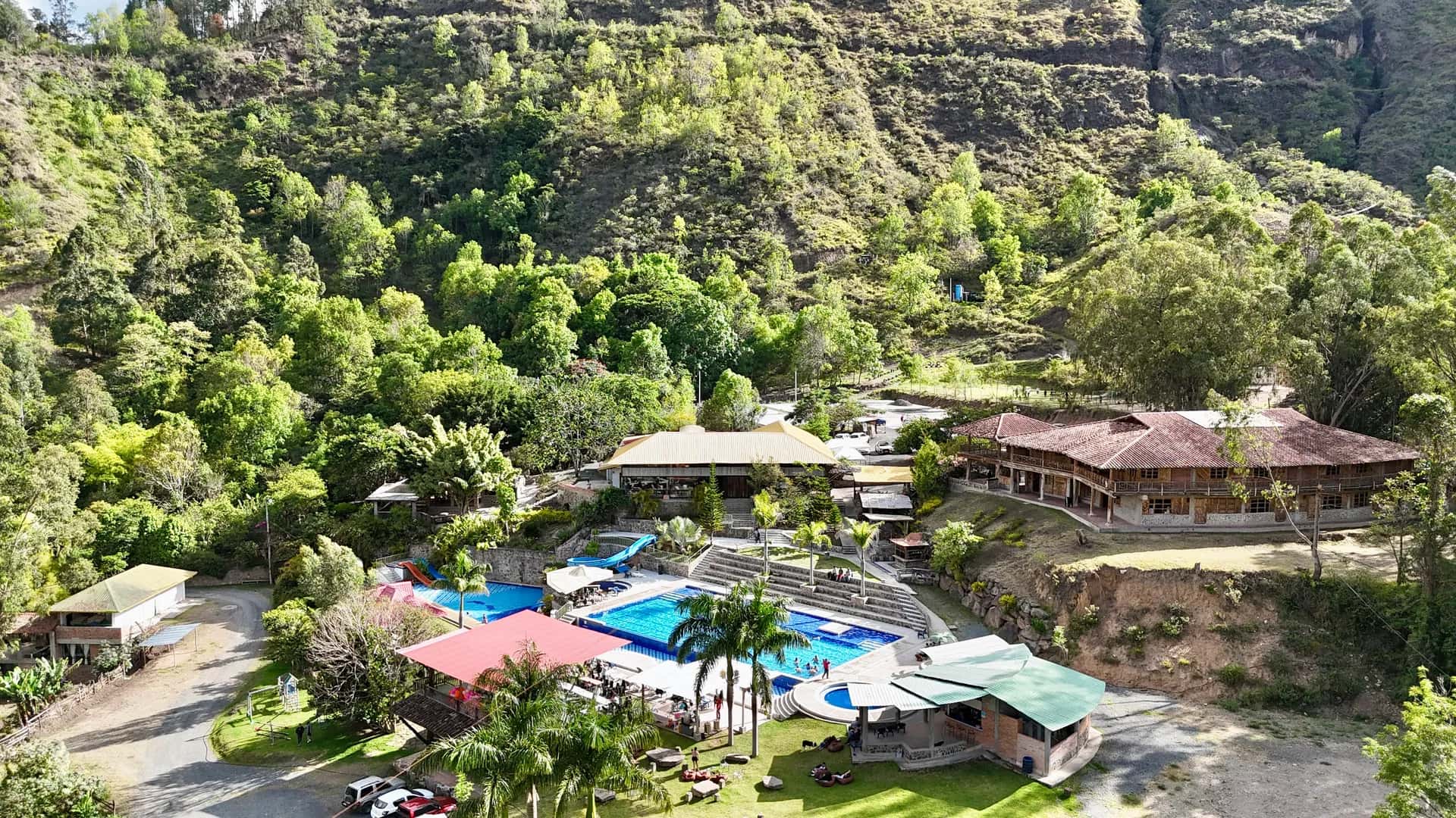 Vista aérea de Mawá: piscinas, restaurante y hotel en medio de la montaña