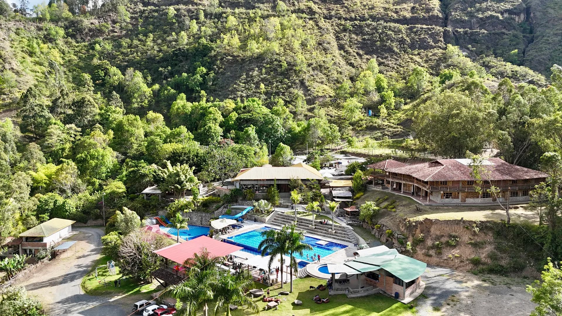 Vista aérea del hotel de Mawá entre la montaña