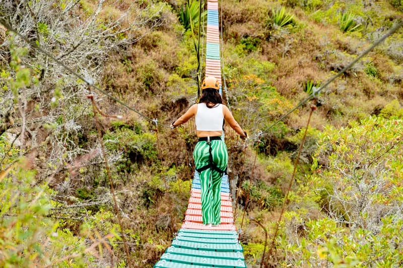 Cruzando el puente tibetano